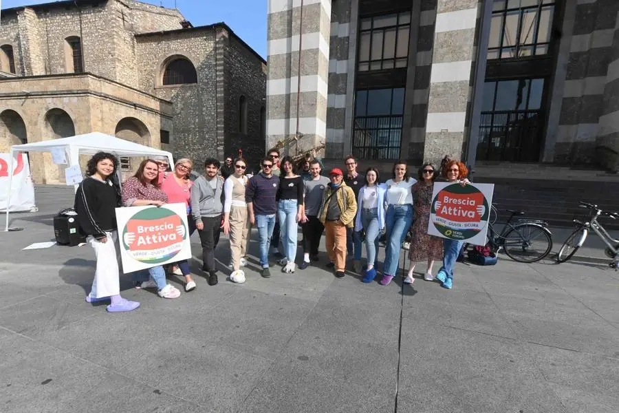 Due manifestazioni contrapposte in piazza Vittoria