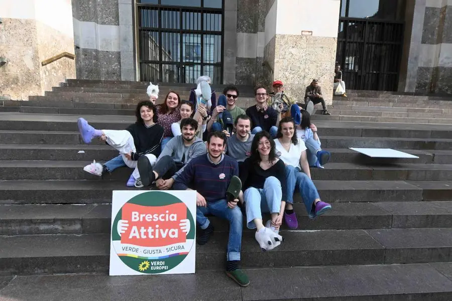 Due manifestazioni contrapposte in piazza Vittoria