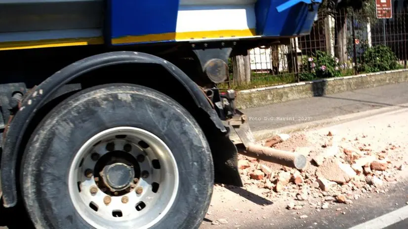 Camion perde il carico  in via Chiusure