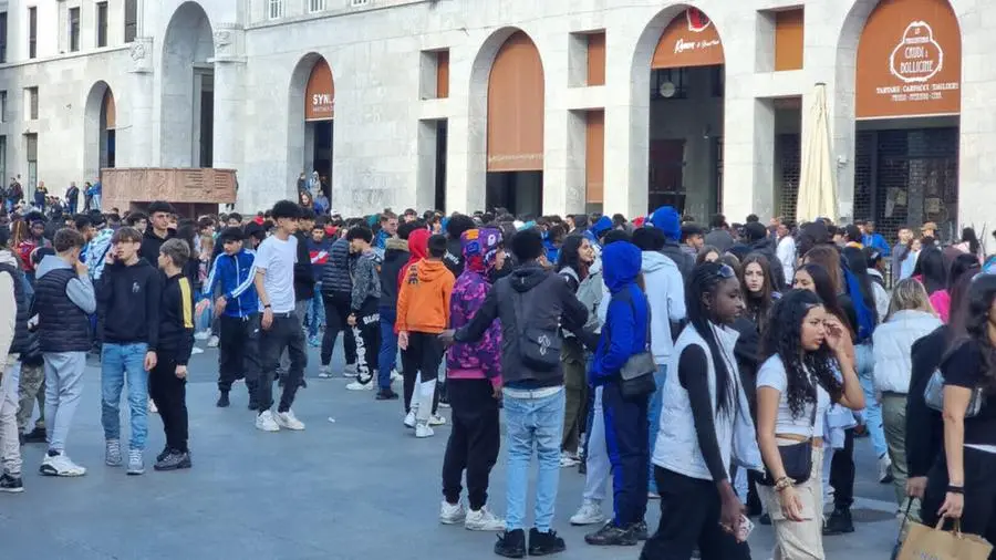 Piazza Vittoria, decine di giovanissimi si ritrovano per la sturdy dance