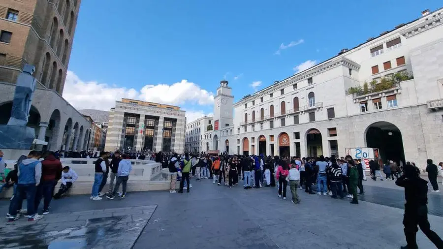 Piazza Vittoria, decine di giovanissimi si ritrovano per la sturdy dance