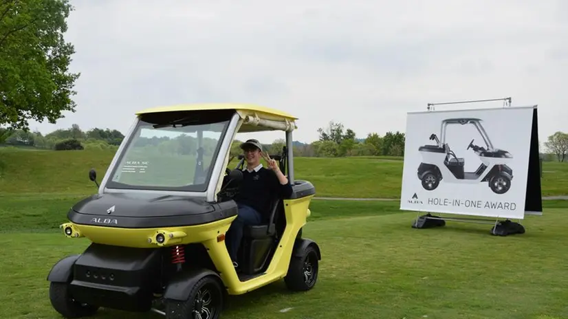 Il vincitore a bordo del golf cart - © www.giornaledibrescia.it