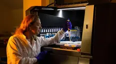 Una ricercatrice in laboratorio
