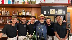 Giorgione dietro il bancone dell'Osteria Al Bianchi con tutto lo staff - Foto tratta da Fb