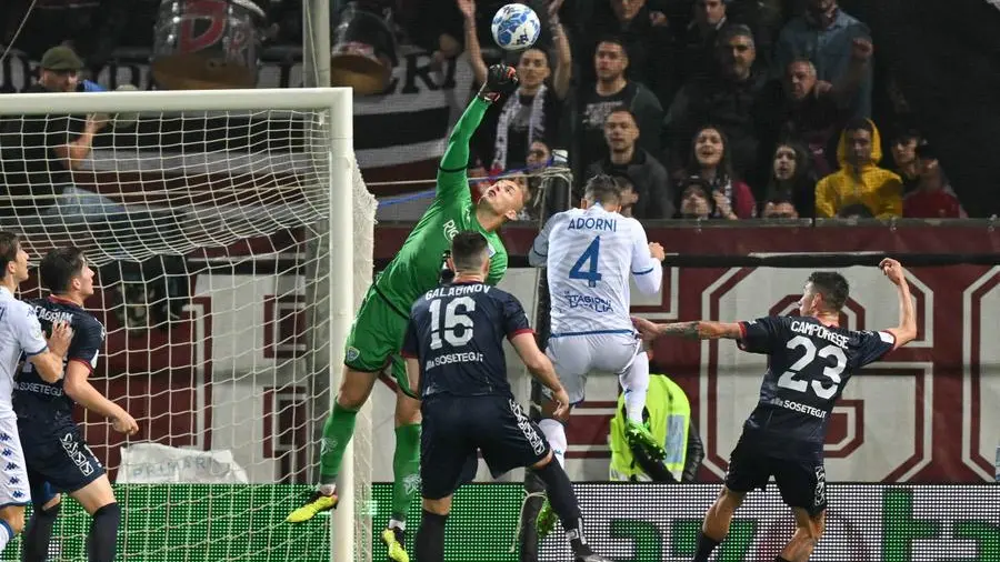 Brescia, il portiere Andrenacci in azione