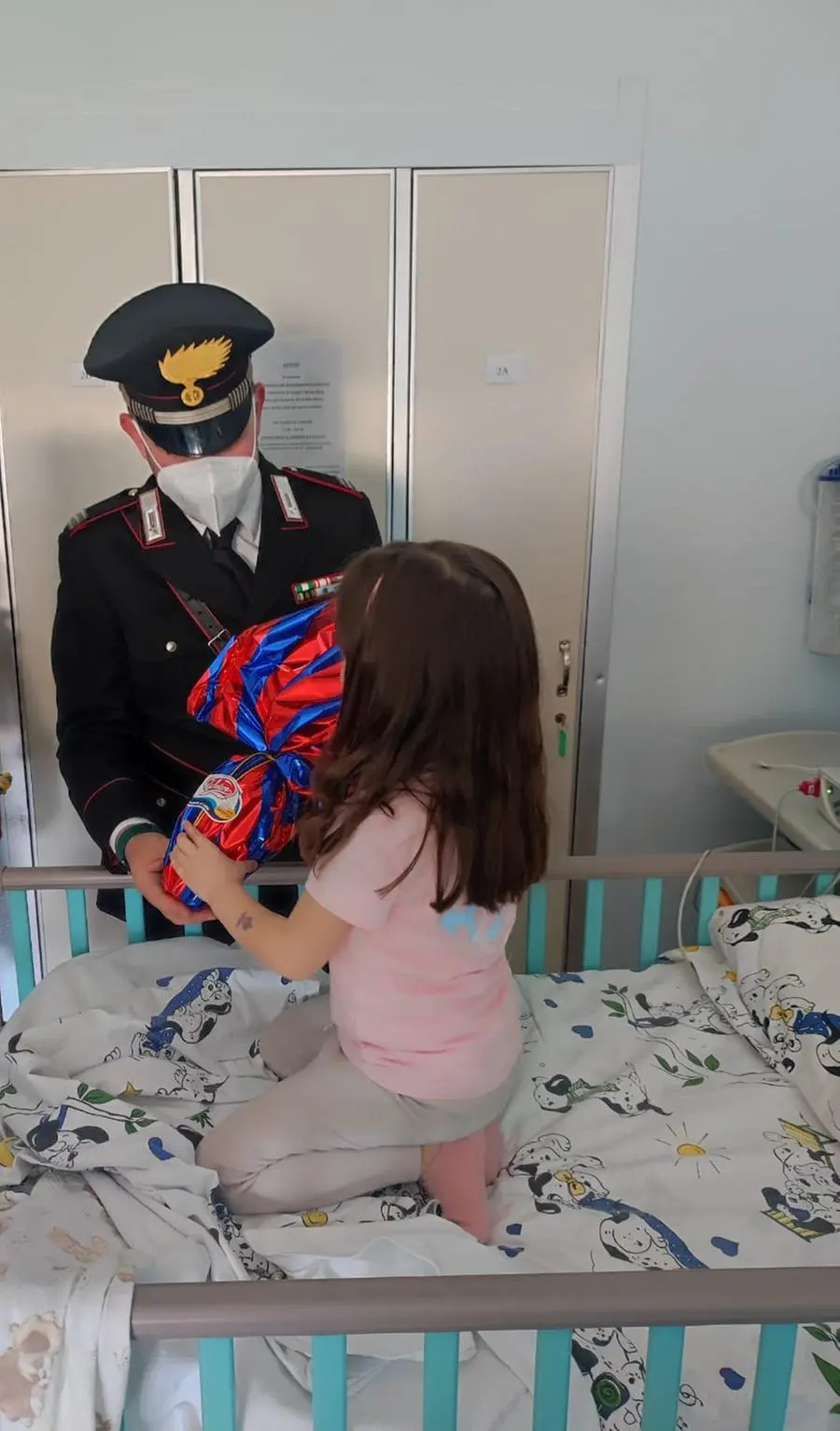I carabinieri in ospedale con i bambini ricoverati