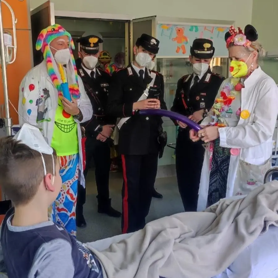 I carabinieri in ospedale con i bambini ricoverati