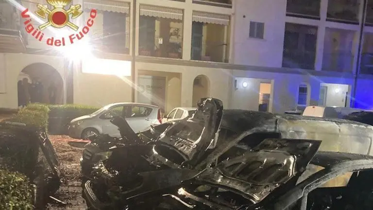 Auto in fiamme a Paitone