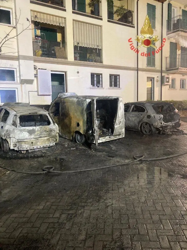 Auto in fiamme a Paitone
