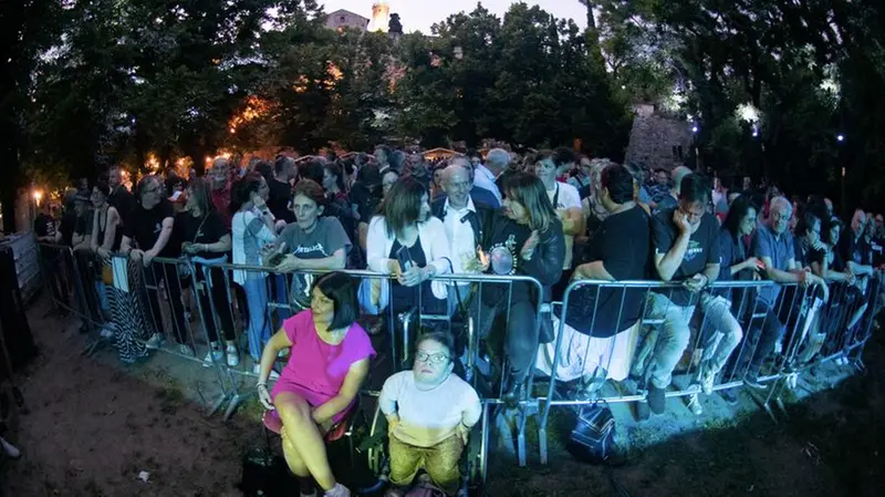 La folla in castello per il concerto di Omar Pedrini - Foto NewReporter/Papetti © www.giornaledibrescia.it