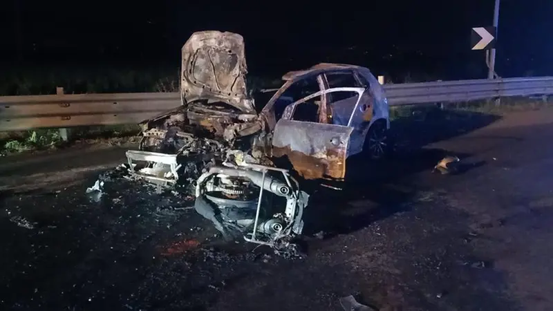 L'auto coinvolta nell'incidente di Capriolo è andata a fuoco - © www.giornaledibrescia.it