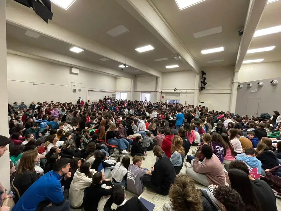 Gli studenti del liceo scientifico Calini riuniti in assemblea - © www.giornaledibrescia.it