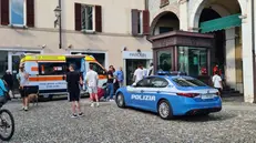 Una Volante e un'ambulanza in piazza Loggia dopo la rissa - © www.giornaledibrescia.it