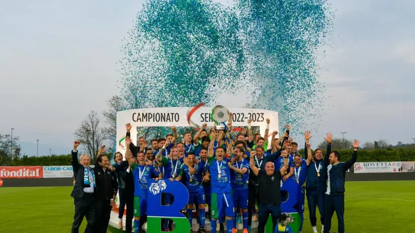 La festa della FeralpiSalò per la promozione e la vittoria del campionato