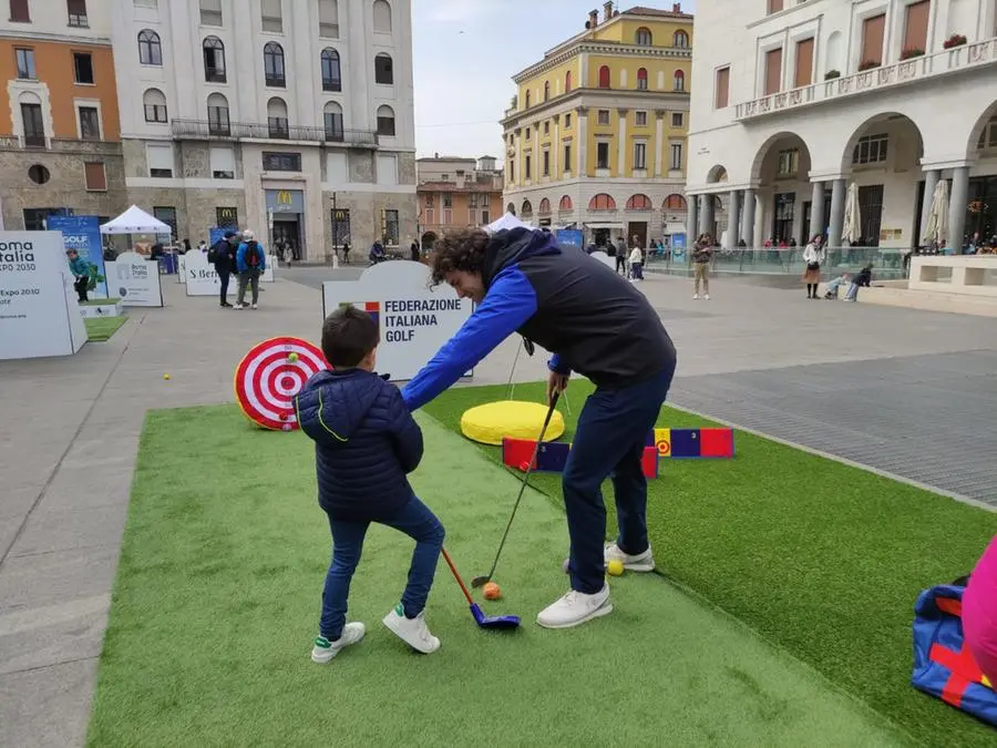 L'allestimento di «Golf in piazza»