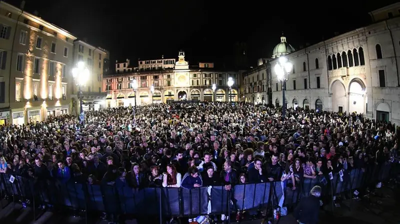 Un'edizione passata della «Mille Miglia The Night» - Foto New Reporter Favretto © www.giornaledibrescia.it