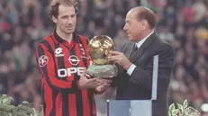 Franco Baresi premiato il 29 ottobre 1997 allo stadio Meazza dal presidente del Milan Silvio Berlusconi - Foto Ansa © www.giornaledibrescia.it