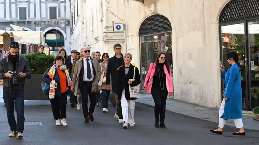 La candidata con i rappresentanti della lista Laura Castelletti sindaco