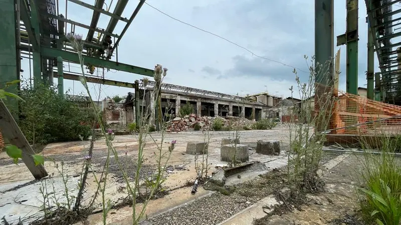 Le macerie accumulate tra gli impianti in via di dismissione - Foto © www.giornaledibrescia.it