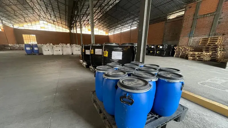 Il magazzino con le sostanze catalogate da Caffaro Brescia - Foto © www.giornaledibrescia.it