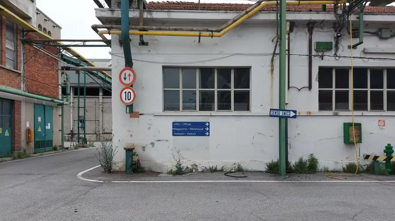 La segnaletica per orientarsi dentro il sito industriale di Caffaro - Foto © www.giornaledibrescia.it