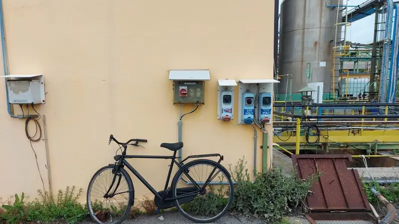 Una bici appoggiata a un muro dentro Caffaro - Foto © www.giornaledibrescia.it