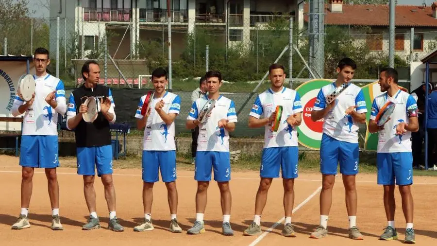 La formazione della Cavrianese: Facchetti è l’atleta in maglia scura - Foto © www.giornaledibrescia.it