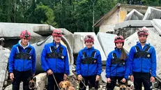 La squadra di cani da soccorso con i tre bresciani: da destra Paolo Mori, Chiara Meccoli e Sofia Zanetta