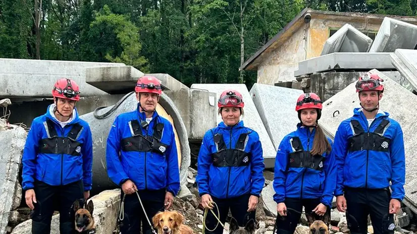 La squadra di cani da soccorso con i tre bresciani: da destra Paolo Mori, Chiara Meccoli e Sofia Zanetta