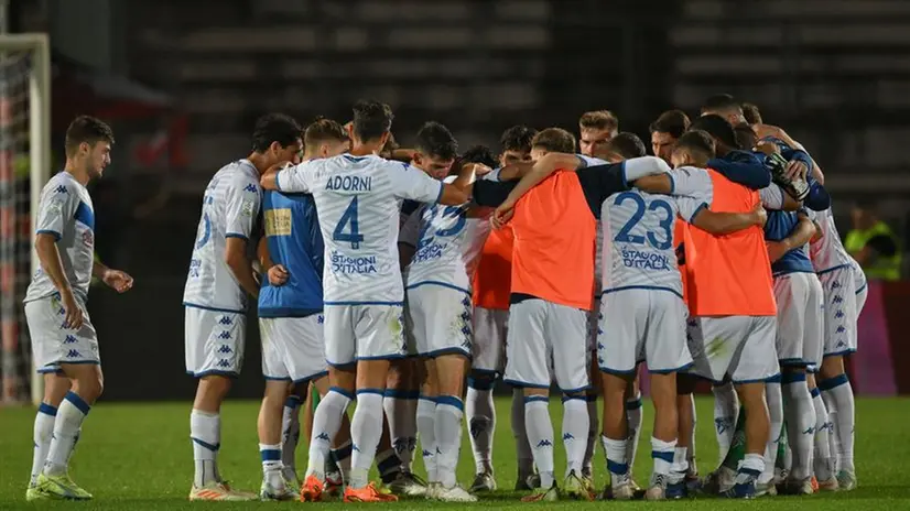 Sport Calcio Serie B Play out Cosenza Stadio Marulla Cosenza Brescia nella foto huddle Brescia a fine gara   25/05/2023 @newreporter