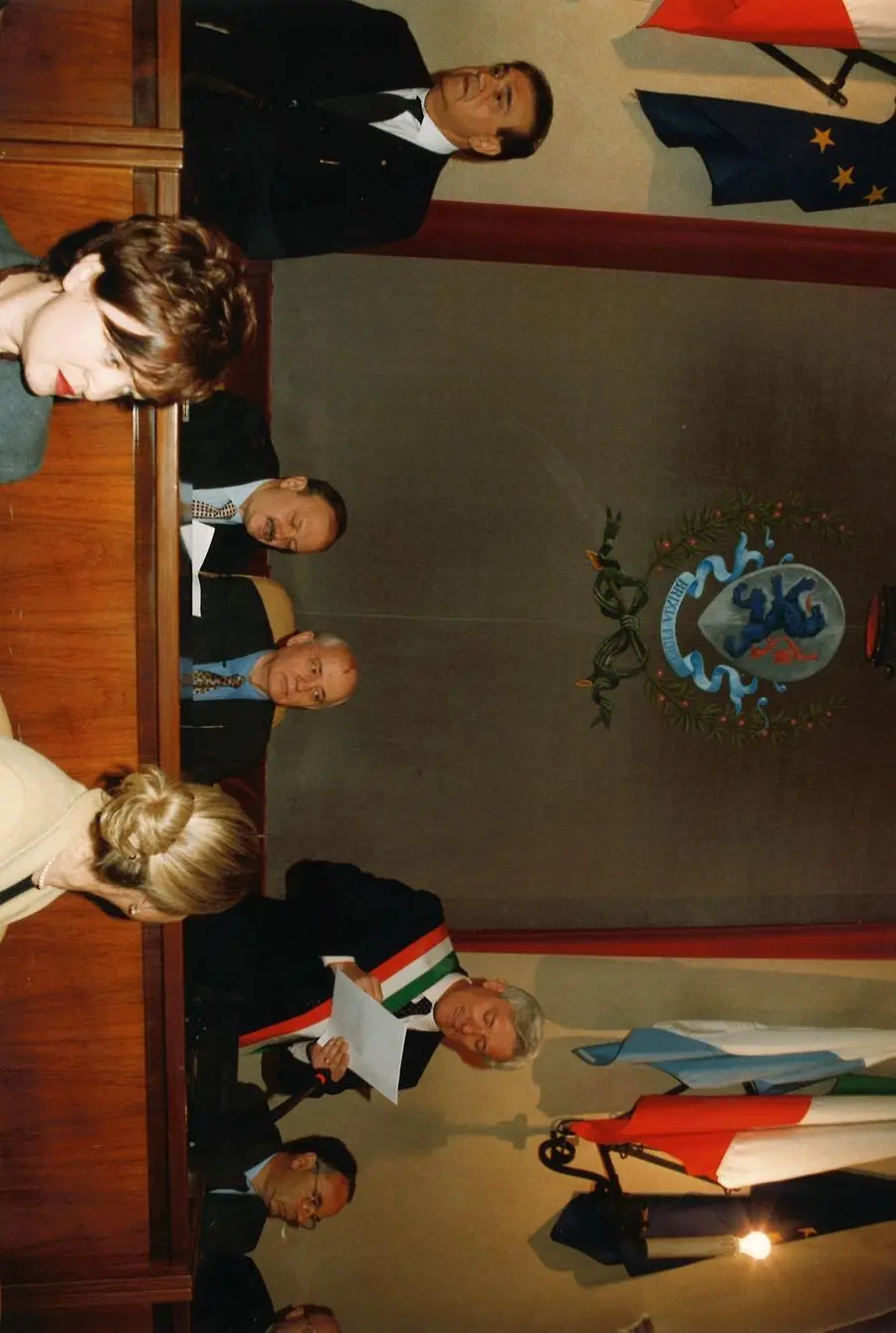 In primo piano, voltata, Laura Castelletti in occasione della visita di Gorbaciov in Loggia - © www.giornaledibrescia.it