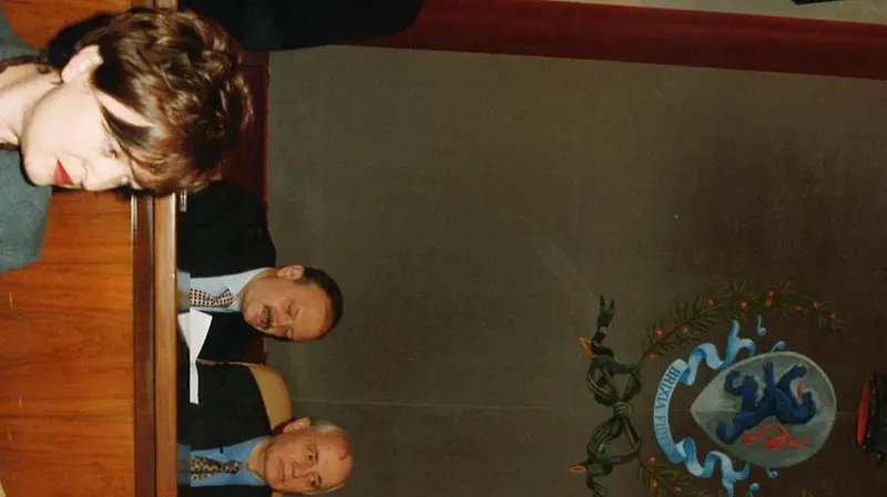 In primo piano, voltata, Laura Castelletti in occasione della visita di Gorbaciov in Loggia - © www.giornaledibrescia.it