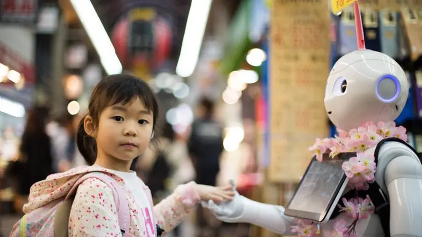 Una bambina e un robot - © www.giornaledibrescia.it