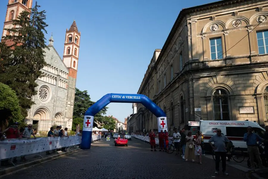 Mille Miglia 2023, il passaggio a Vercelli