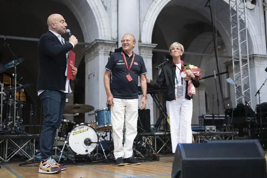 I vincitori della Mille Miglia 2023 sul palco in piazza Loggia