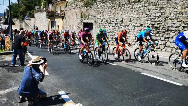 Il passaggio del Giro d'Italia a Gargnano - Foto © www.giornaledibrescia.it