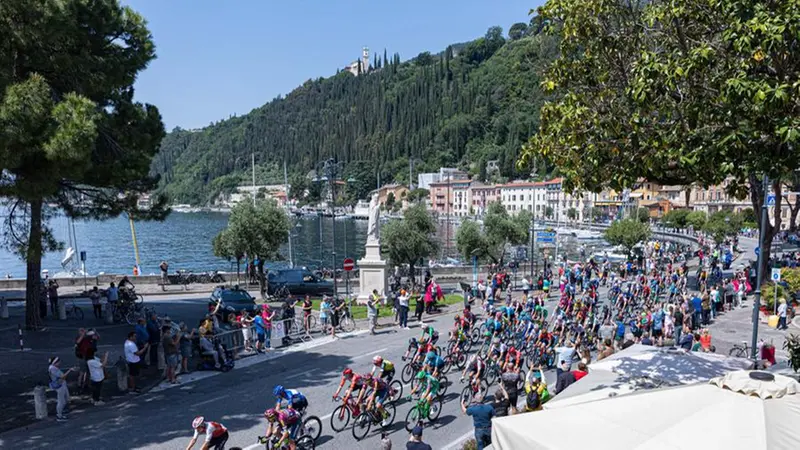 Il passaggio del Giro d'Italia a Toscolano Maderno - Foto New Reporter Nicoli © www.giornaledibrescia.it