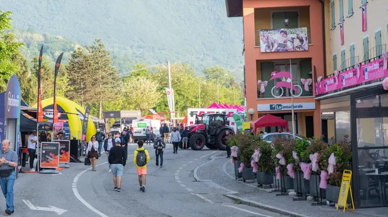 Sabbio Chiese in rosa per la partenza della 16esima tappa del Giro d'Italia 2023