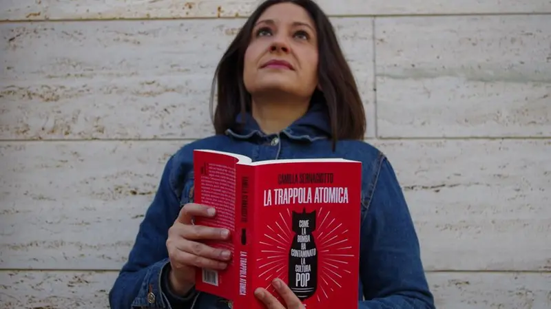 Camilla Sernagiotto con il suo libro «La trappola atomica»