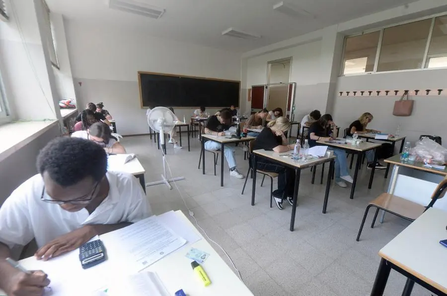 Studenti impegnati nella seconda prova della maturità negli istituti bresciani