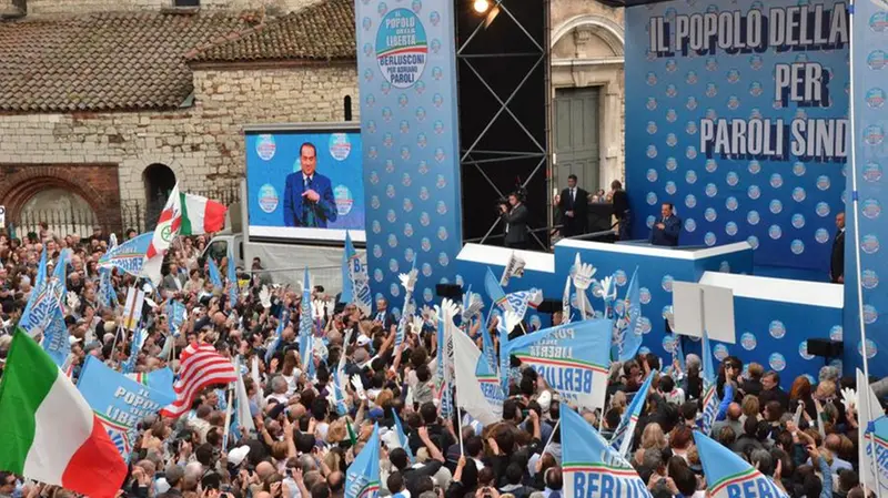 Il comizio di Silvio Berlusconi per il sostegno alla campagna elettorale di Adriano Paroli sindaco: era l'11 maggio 2013 - Foto © www.giornaledibrescia.it