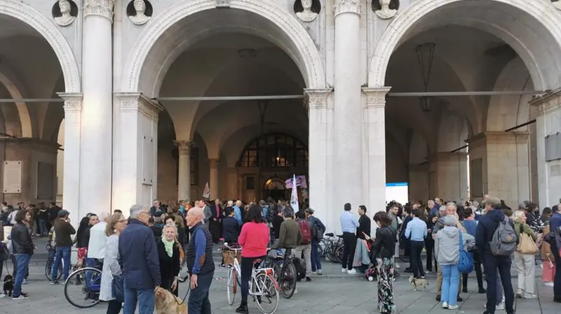 La folla fuori dalla Loggia in attesa di Laura Castelletti