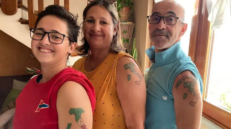 La famiglia: l’Italia tatuata sulle braccia di Martina e dei genitori - © www.giornaledibrescia.it