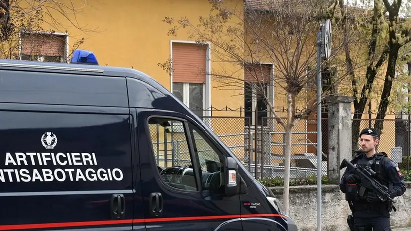 Carabinieri a Orzinuovi per mettere in sicurezza gli ordigni - © www.giornaledibrescia.it