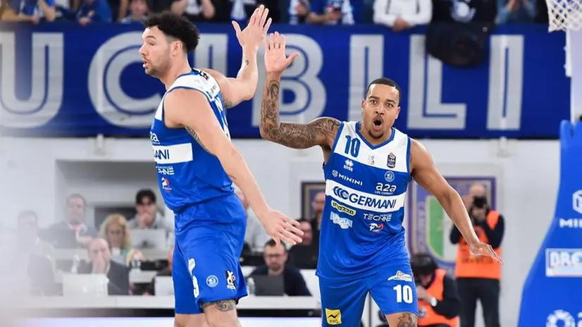 Intesa. Tra il centro Christian Burns e il playmaker Troy Caupain