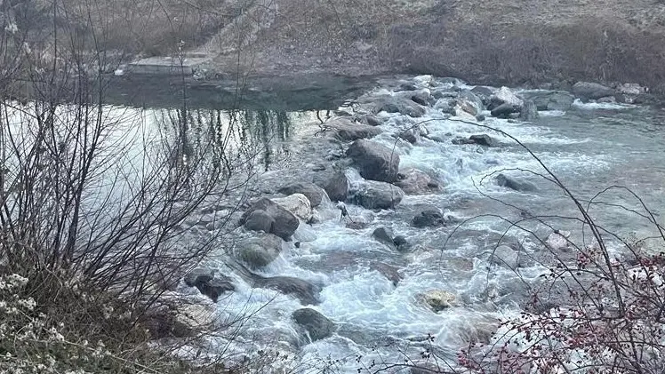 I massi nel torrente Caffaro, la loro comparsa aveva allarmato alcuni cittadini - © www.giornaledibrescia.it