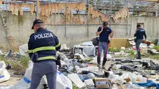 Agenti della Stradale nell'area trasformata in discarica - © www.giornaledibrescia.it
