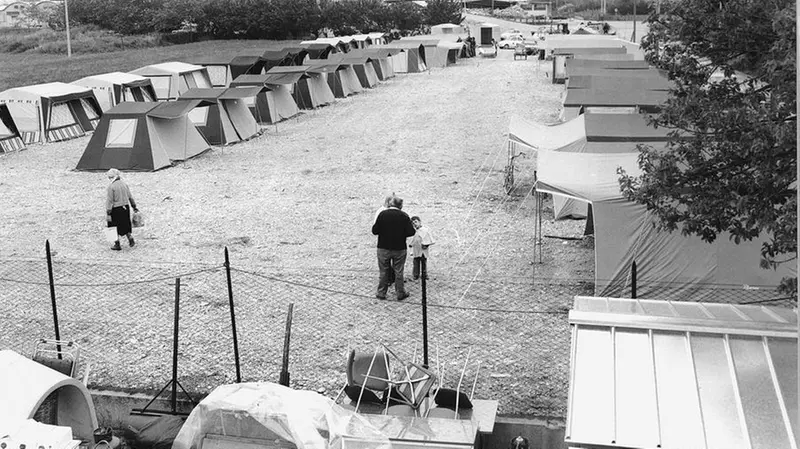 Le tende montate per gli sfollati - © www.giornaledibrescia.it