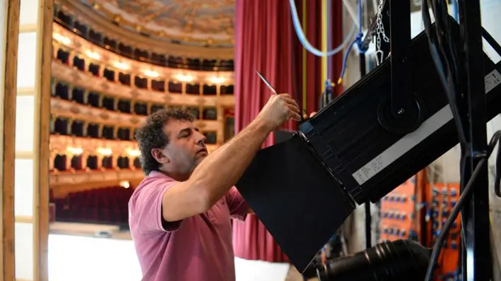Damiani è il mago delle luci, componente fondamentale di ogni spettacolo - Foto New Reporter Favretto © www.giornaledibrescia.it