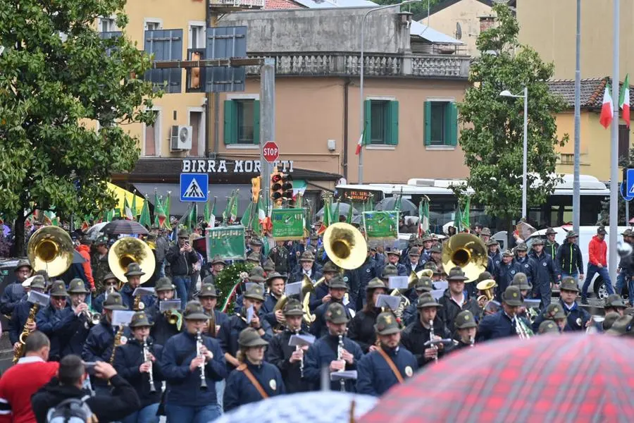 La sfilata delle penne nere bresciane all'Adunata degli Alpini a Udine